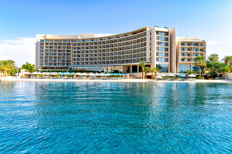 Hotel na plaży z widokiem na morze.