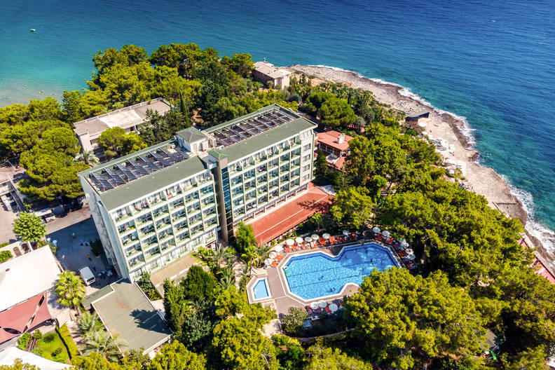 Hotel z basenem nad morzem, widok z lotu ptaka.