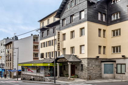 Hotel Oros i biuro Crèdit Andorrà w ciągu dnia.