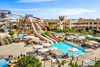 Resort z basenami i zjeżdżalniami wodnymi, widok z góry.