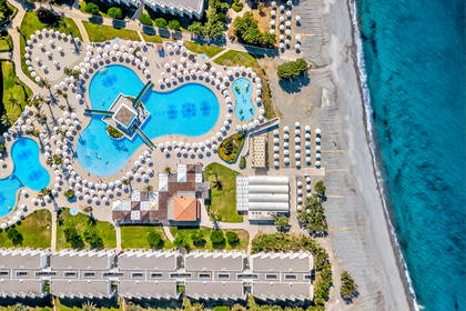 Hotel z basenami i plażą, widok z lotu ptaka.