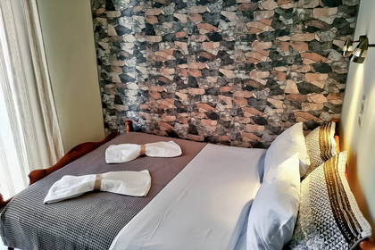 Pokój hotelowy z łóżkiem i ręcznikami.