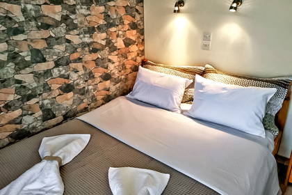 Łóżko w pokoju hotelowym.