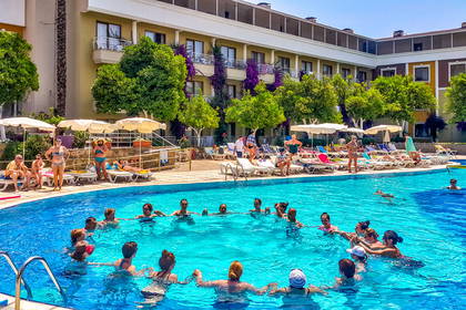 Basen hotelowy z kąpiącymi się osobami.