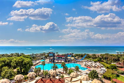 Kurort z basenem, zjeżdżalniami i plażą, widok z góry.