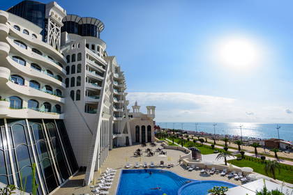 Hotel z basenem przy plaży.