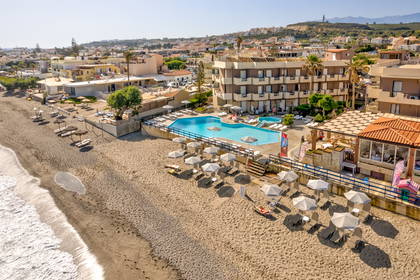 Hotel przy plaży z basenem, widok z lotu ptaka.