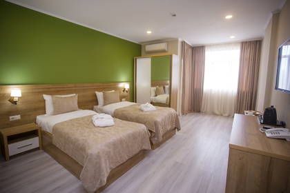 Pokój hotelowy z dwoma pojedynczymi łóżkami.
