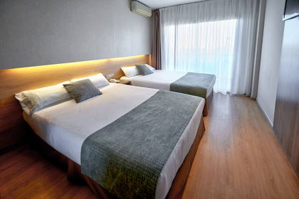 Pokój hotelowy z dwoma pojedynczymi łóżkami.