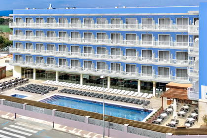 Hotel Cesar Augustus z balkonami i basenem.