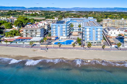 Hotel z basenem przy plaży, widok z lotu ptaka.