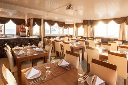 Restauracja z nakrytymi stołami i krzesłami.
