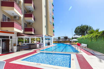 Hotel Galaxy Beach z basenem i leżakami do opalania.