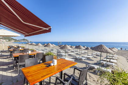 Restauracja na plaży z widokiem na morze.
