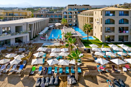 Luksusowy hotel z basenem i plażą, widok z góry.
