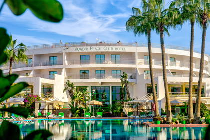Hotel Agadir Beach Club z basenem otoczonym palmami.