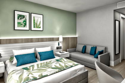 Pokój hotelowy z łóżkiem i sofą.