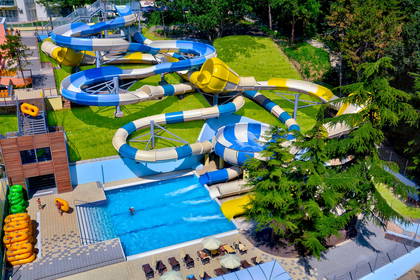 Park wodny z basenami i zjeżdżalniami, widok z góry.