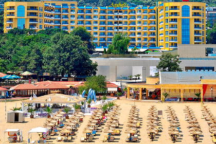 Plaża z parasolami, w tle hotel Arabella i skutery wodne.