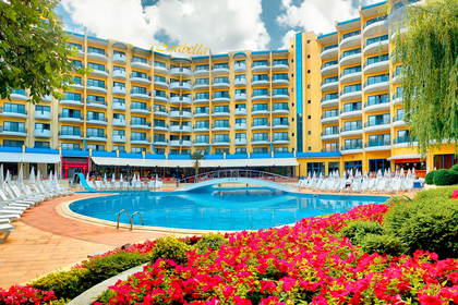 Hotel Arabella: basen, leżaki i kwiaty.