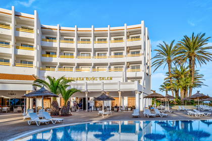 Hotel Marhaba Royal Salem z basenem otoczonym palmami.