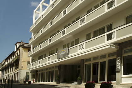 Fasada hotelu Orquidea z balkonami i szyldem "Zero Bar".