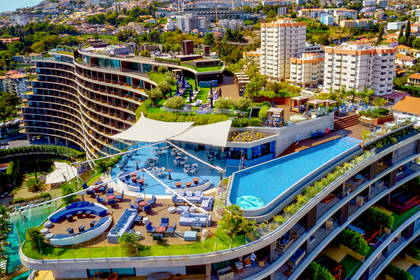 Hotel z basenem na dachu widziany z góry.