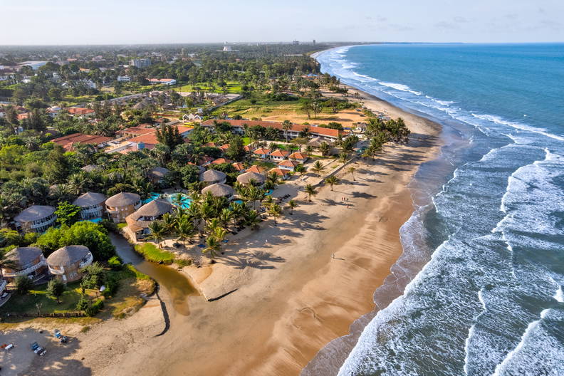 Widok z lotu ptaka na piaszczystą plażę, kurort i ocean.