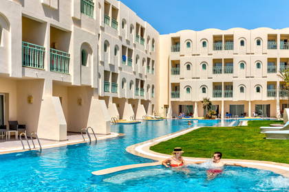 Basen w hotelu. W jacuzzi relaksuje się para.