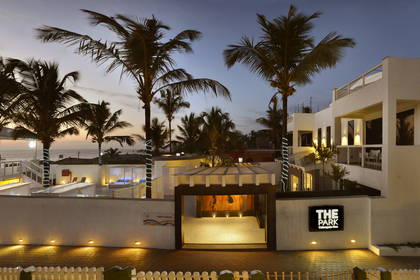 Hotel The Park w Calangute, Goa. Widok na elewację z palmami i oświetleniem.