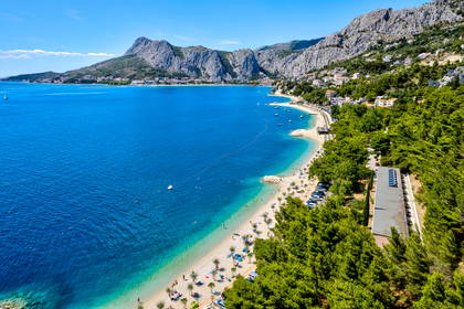 Plaża w Omis, Chorwacja, z lotu ptaka.