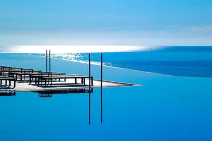Basen typu infinity z widokiem na ocean.