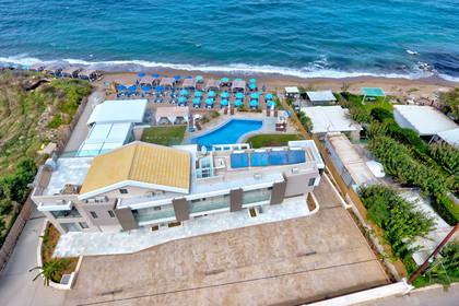 Hotel z basenem przy plaży widziany z góry.