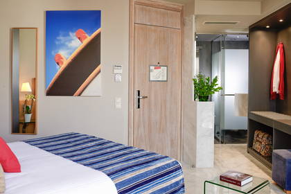 Pokój hotelowy z łóżkiem i łazienką.