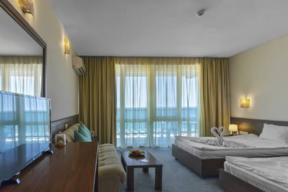 Pokój hotelowy z widokiem na ocean.