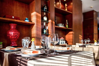 Stół nakryty do obiadu w eleganckiej restauracji.