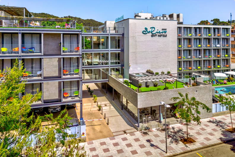 Hotel So Riviera z basenem i kolorowymi balkonami.