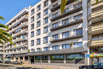 Hotel z balkonami w słoneczny dzień.