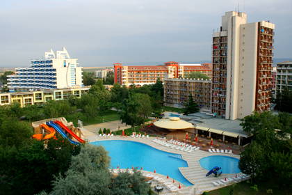 Kompleks hotelowy z basenem i zjeżdżalniami wodnymi.
