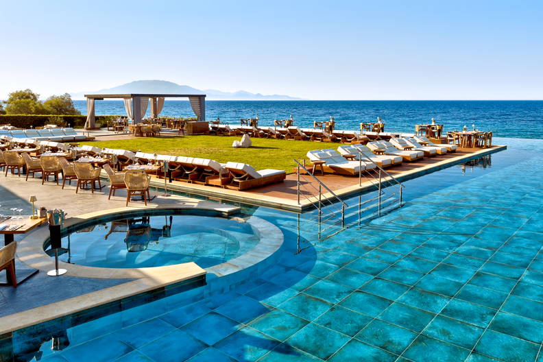 Basen bez krawędzi w hotelu z widokiem na morze.