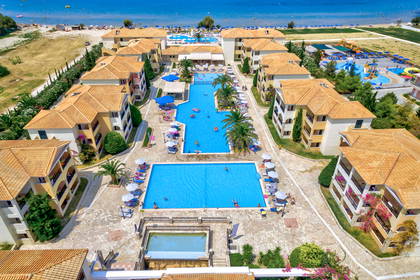 Hotel z basenami i parkiem wodnym, widok z lotu ptaka.