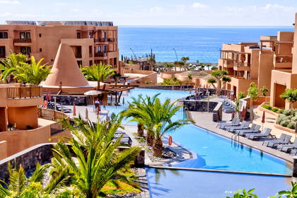 Basen i budynki hotelowe w słoneczny dzień.