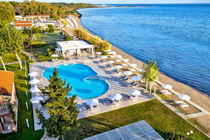 Hotel z basenem i plażą, widok z góry.