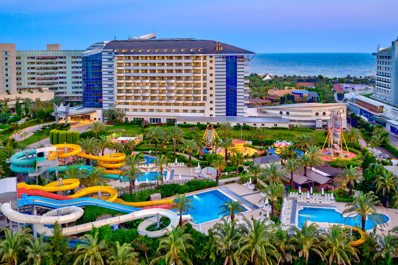 Hotel z parkiem wodnym i basenami, widok z góry.