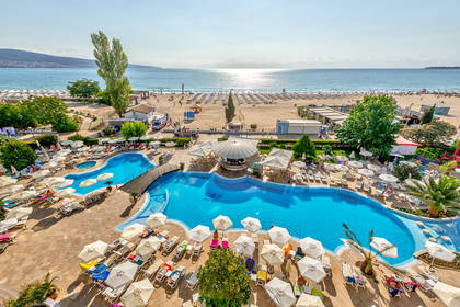 Widok na hotelowy basen, plażę i morze.