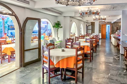 Restauracja z nakrytymi stołami.