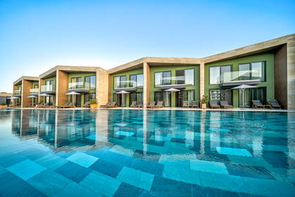 Kompleks hotelowy z basenem.