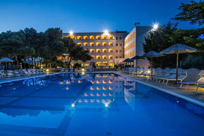 Hotel z basenem nocą.