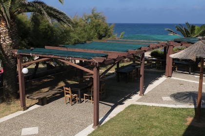 Restauracja na świeżym powietrzu z widokiem na ocean.