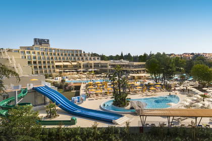 Hotel z basenami i zjeżdżalniami wodnymi.
